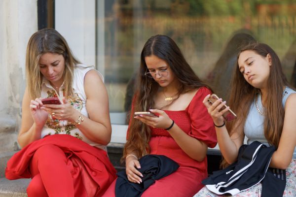 Les réseaux sociaux : une consommation modérée mais progressive